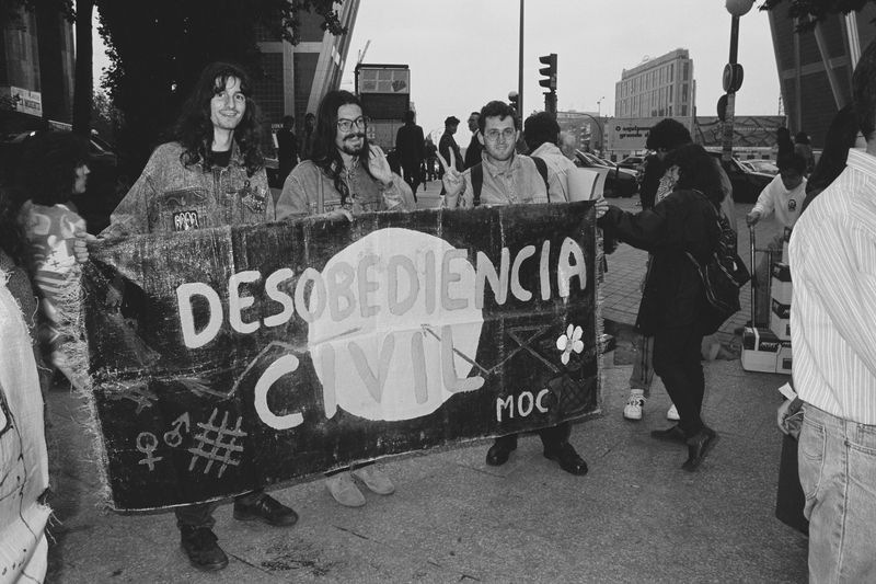 © Handshake - Antimilitarism movement