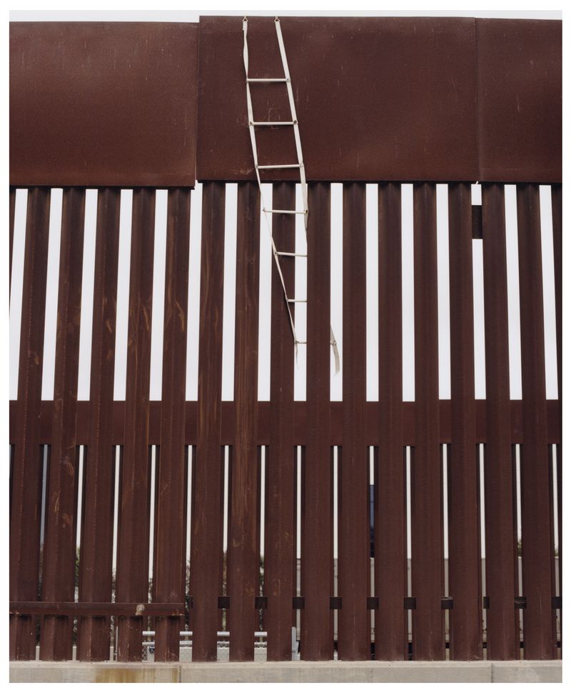 © Noel Quintela - Plastic ladder dancing around the wall, Tijuana BC, México, 2023.