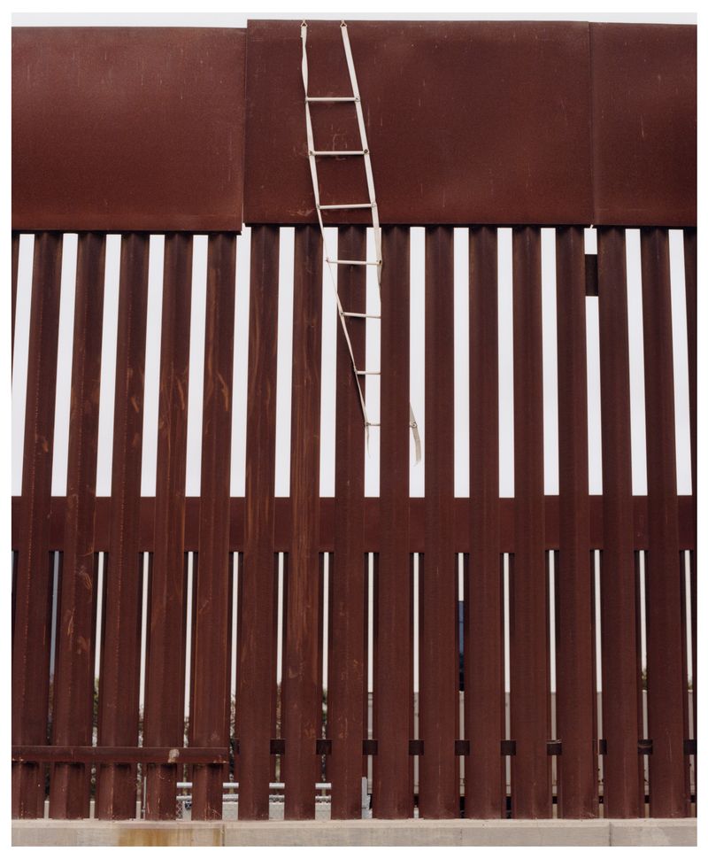 © Noel Quintela - Plastic ladder dancing around the wall, Tijuana BC, México, 2023.