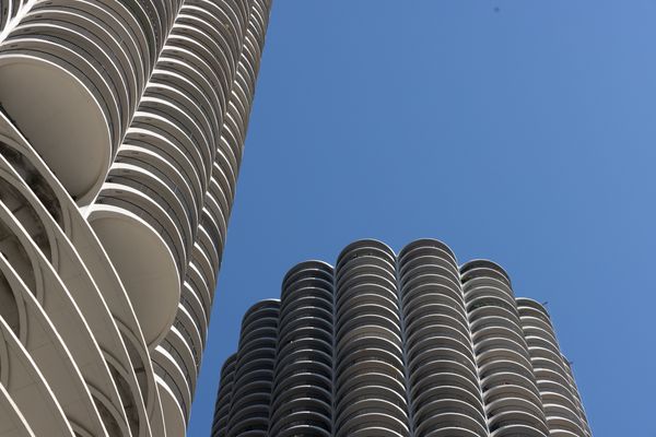 © Sara Lind - Image from the Chicago Architecture: Blue, Black and White photography project