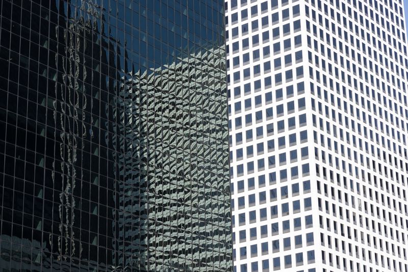 © Sara Lind - Image from the Chicago Architecture: Blue, Black and White photography project