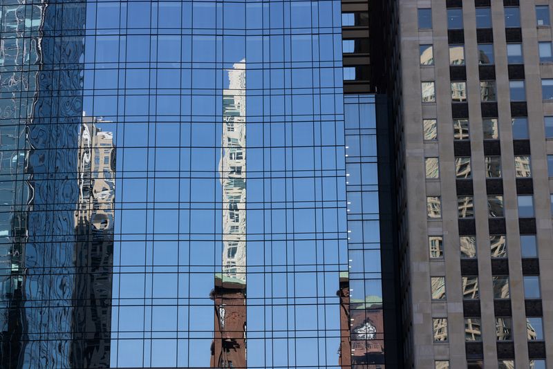 © Sara Lind - Image from the Chicago Architecture: Blue, Black and White photography project