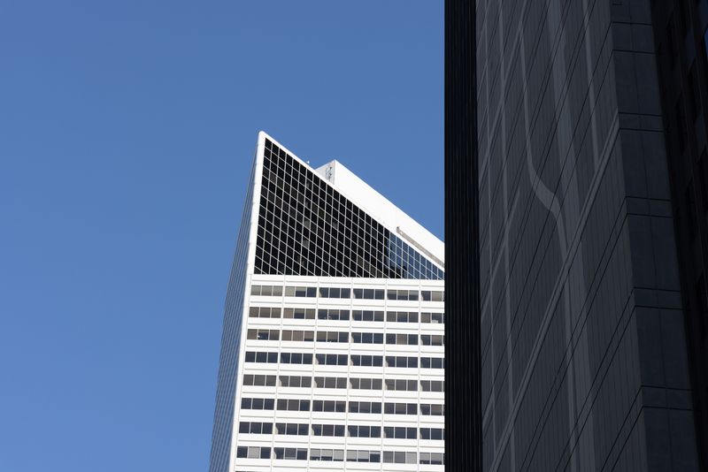 © Sara Lind - Image from the Chicago Architecture: Blue, Black and White photography project