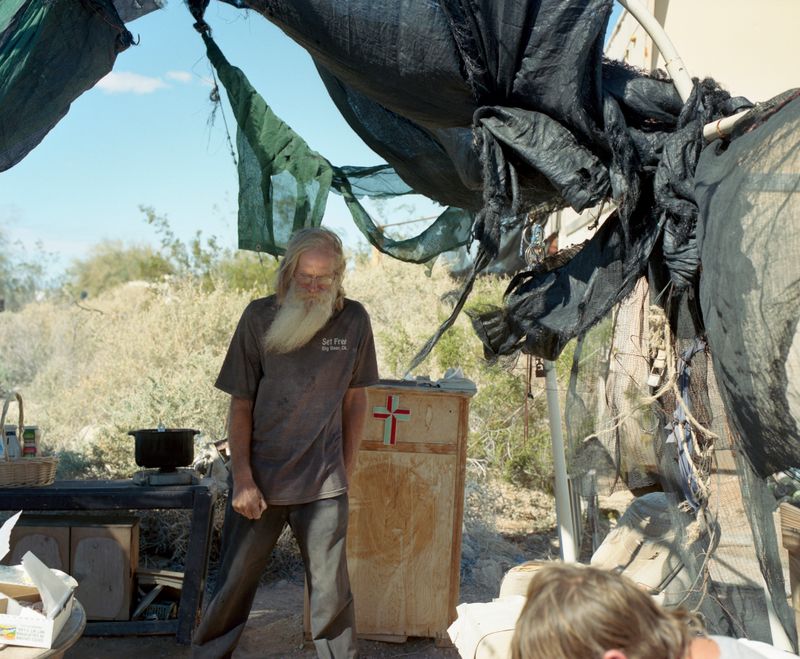 © Laura Henno - Pastor Dave preaching, Slab city (USA), 2017