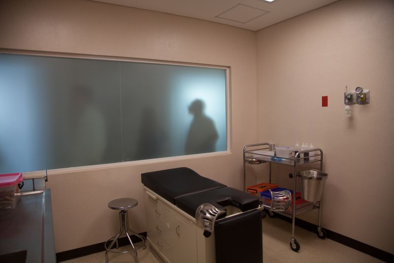 © Anneke Paterson - An international plastic surgery team passes through the hallways of a hospital. Veracruz, México. 2017.