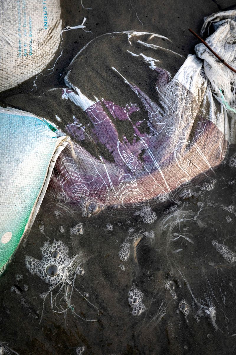 © Karen Toro - Detail of sandbags that erode over time due to the force of the waves and the salt of the sea. Jambelí, December 2022.