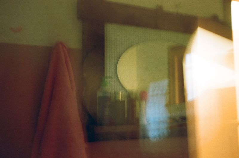 © Barbara Debeuckelaere - 'Om-9.jpgIn the house of 'Om Yusuf. Daughter Aysha is capturing light.