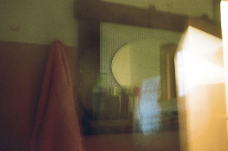© Barbara Debeuckelaere - 'Om-9.jpgIn the house of 'Om Yusuf. Daughter Aysha is capturing light.