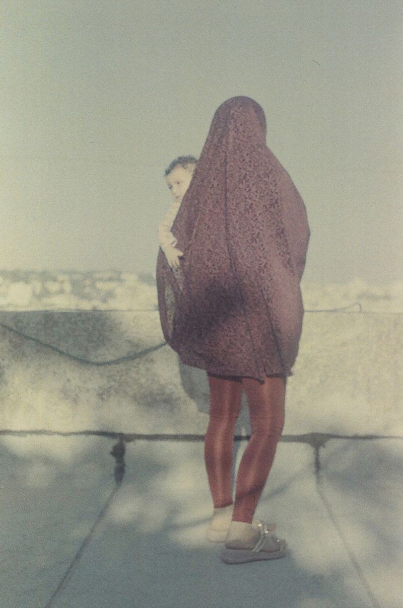© Barbara Debeuckelaere - 'Om-19.jpgAlmost all rooftops in Tel Rumeida are equipped with security cameras. Also this one of 'Om Tamer.