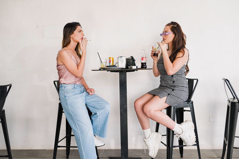 © Diana Bagnoli - Vittoria having a drink with her best friend, Ileania.
