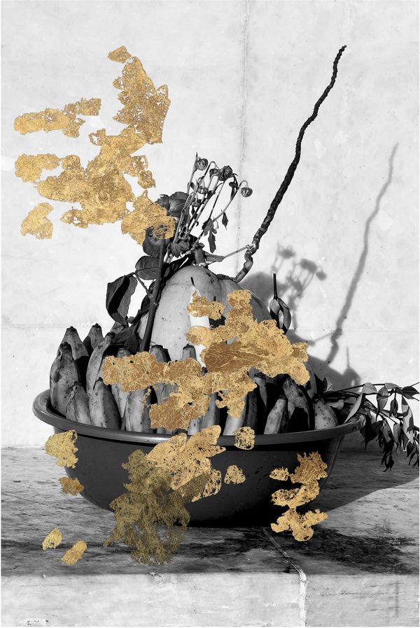 © andrea alkalay - Kutho / Offering (bananas, candle, money, flowers, an offering for Buddha. Gold intervention )