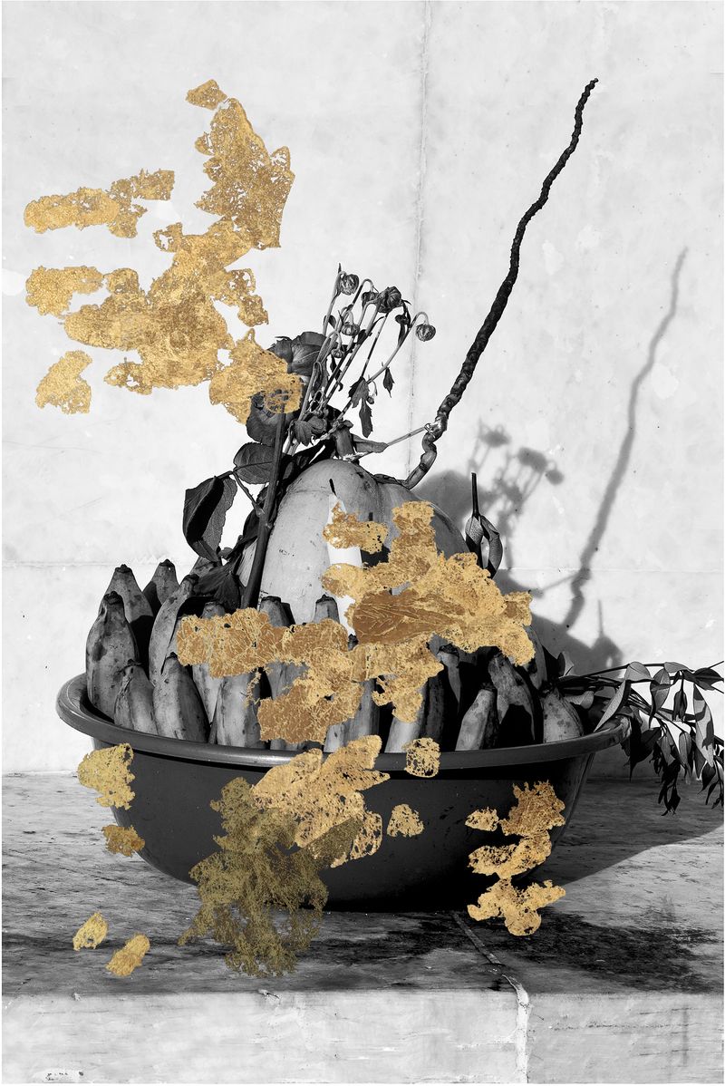 © andrea alkalay - Kutho / Offering (bananas, candle, money, flowers, an offering for Buddha. Gold intervention )