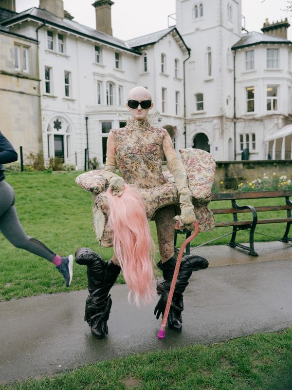 © Fotómetro - Hannah holding her wig