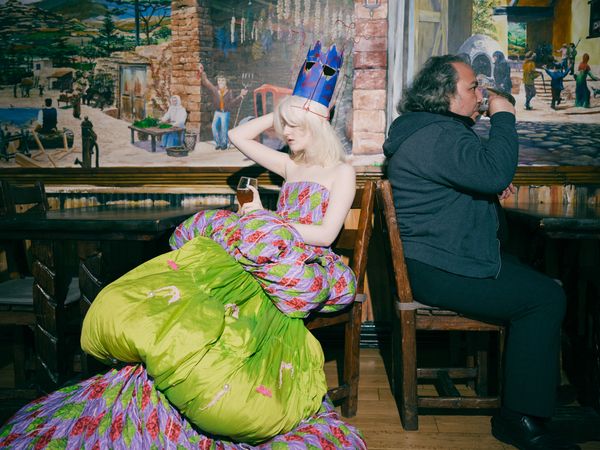 © Fotómetro - Camryn in the local pub