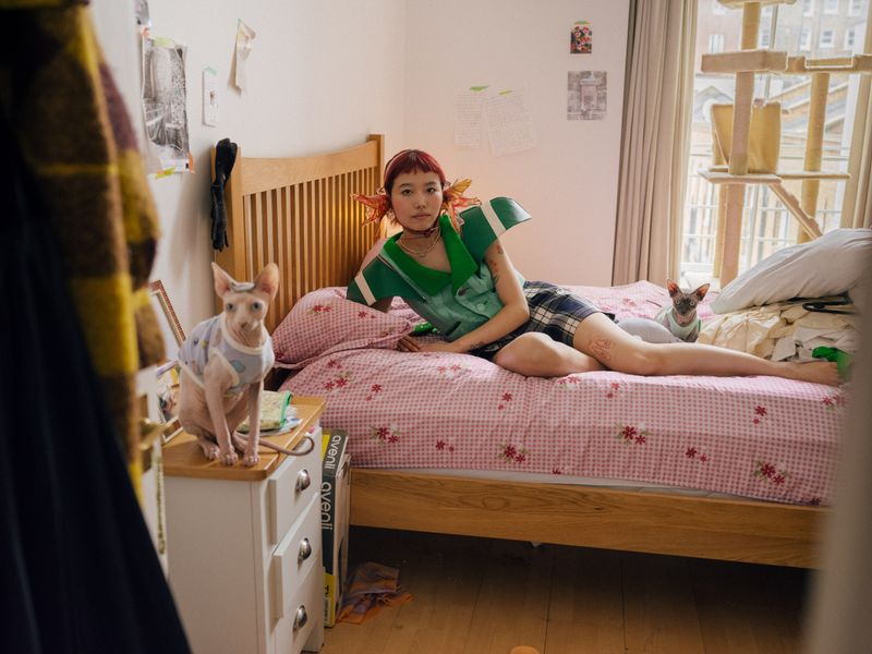 © Fotómetro - Min-Ji with her cats, wearing her designs