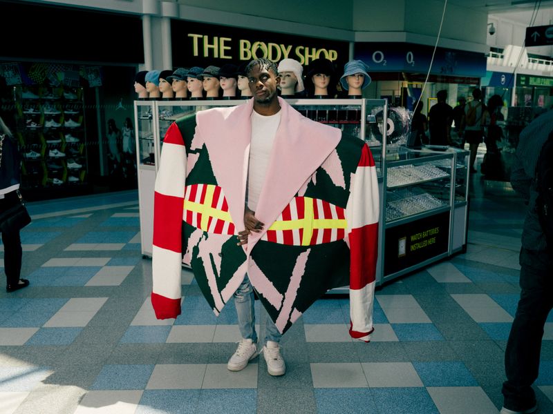 © Fotómetro - Fikayo going shopping in the mall