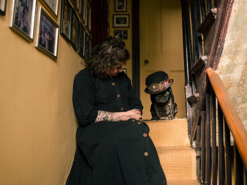 © Fotómetro - Lois wearing her hat on her dog Zelda, in the house's stairway.