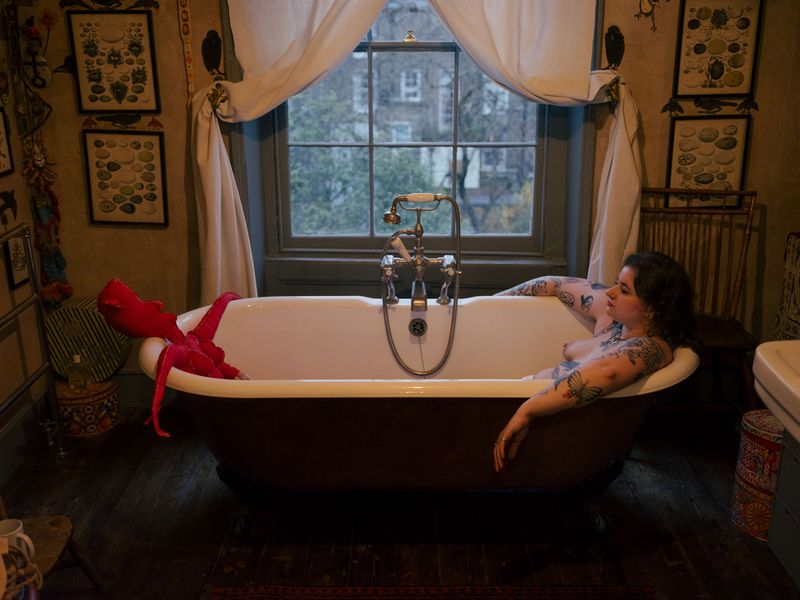 © Fotómetro - Lois and her home-made doll Lilith, in her mother's bathtub.
