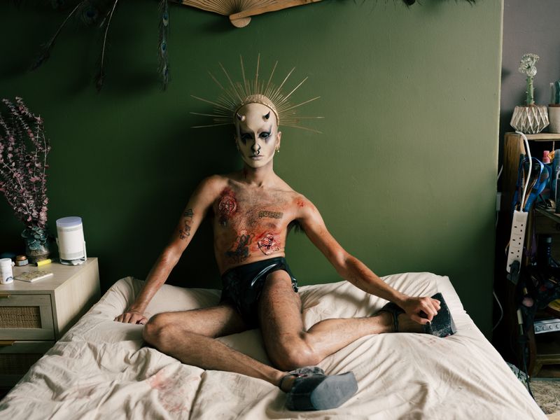 © Fotómetro - Diogo dressed as his drag character - Co Kendrah, in his room