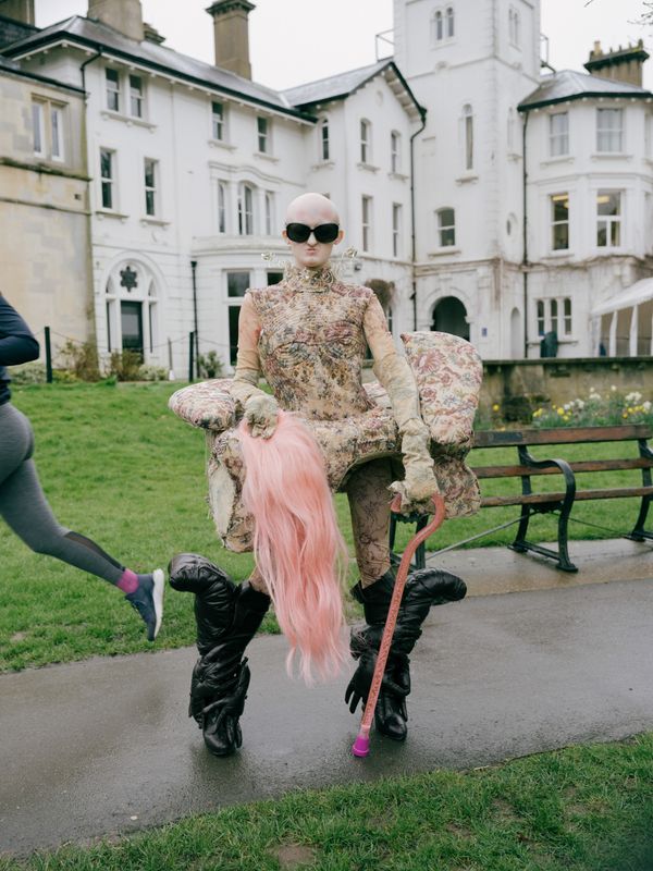 © Fotómetro - Hannah holding her wig and cane
