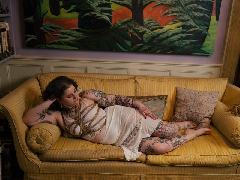 © Fotómetro - Lois posing on the couch after doing 'Shibari' in the living room.