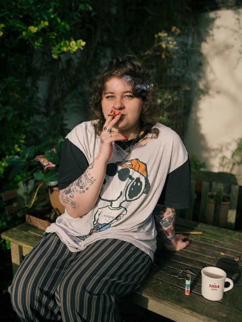 © Fotómetro - Lois having a smoke in the garden.