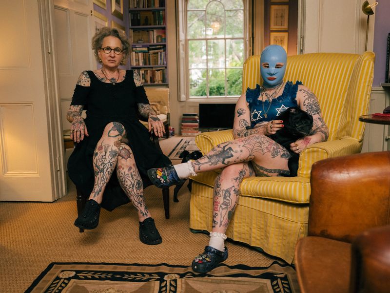 © Fotómetro - Lois and Carey with their dogs.