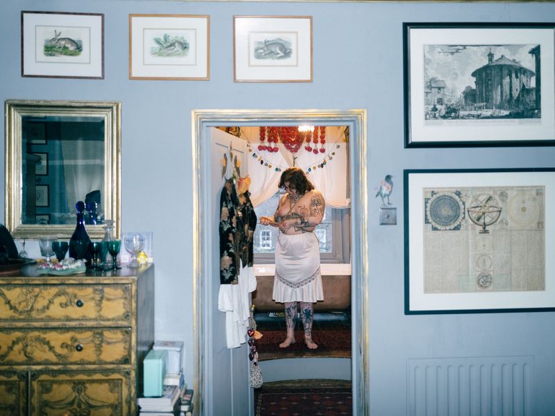 © Fotómetro - Lois practicing 'Shibari' in her mother's bathroom.