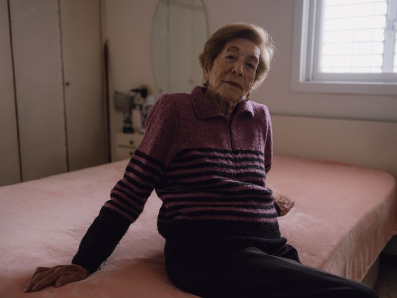 © Fotómetro - Stella, 103 years old, in her bedroom.