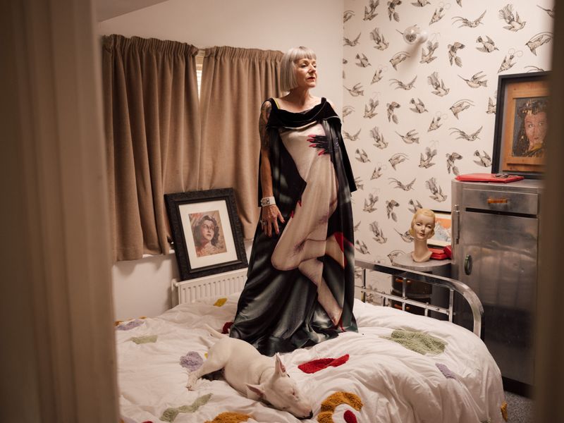 © Fotómetro - Emmanuelle wearing her favorite designer in her room with her dog.