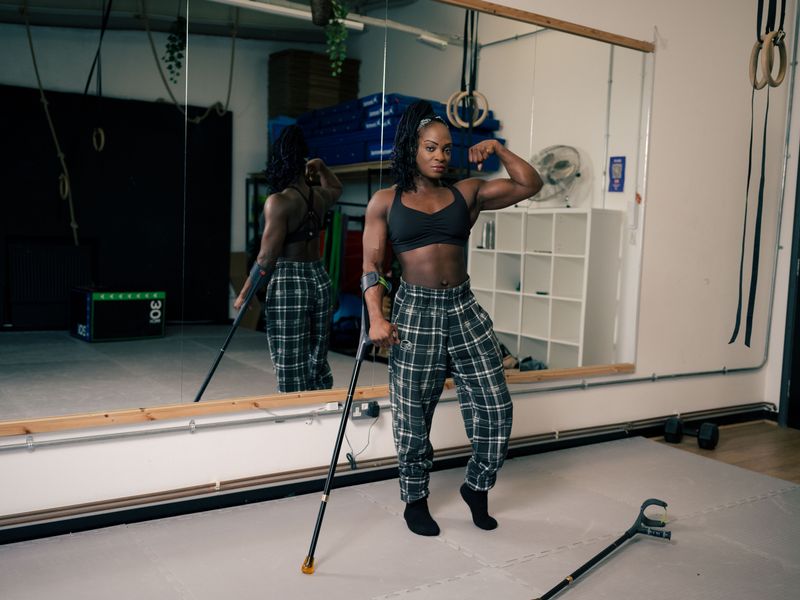© Fotómetro - Shelly in her gym with her crutches after an injury.