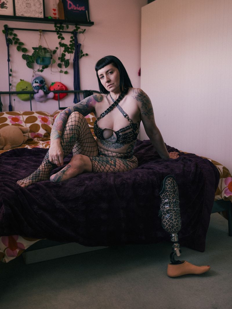 © Fotómetro - Laura wearing her fetish outfit in her room
