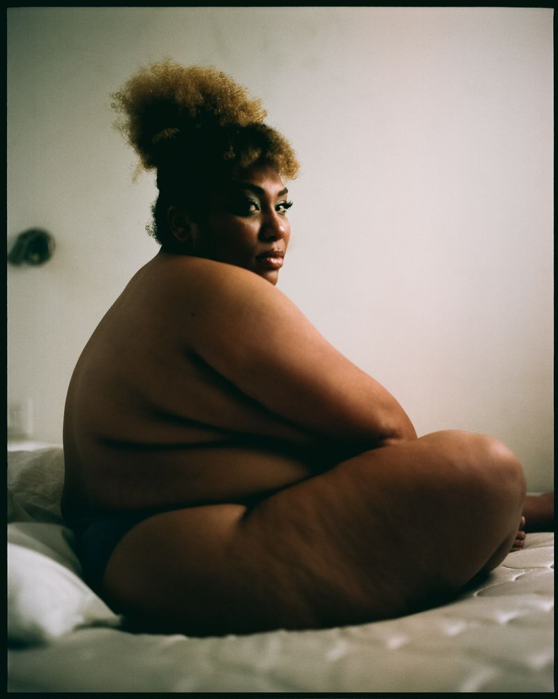 © Fotómetro - Topaz wearing full make up and eye lashes while posing nude on her bed