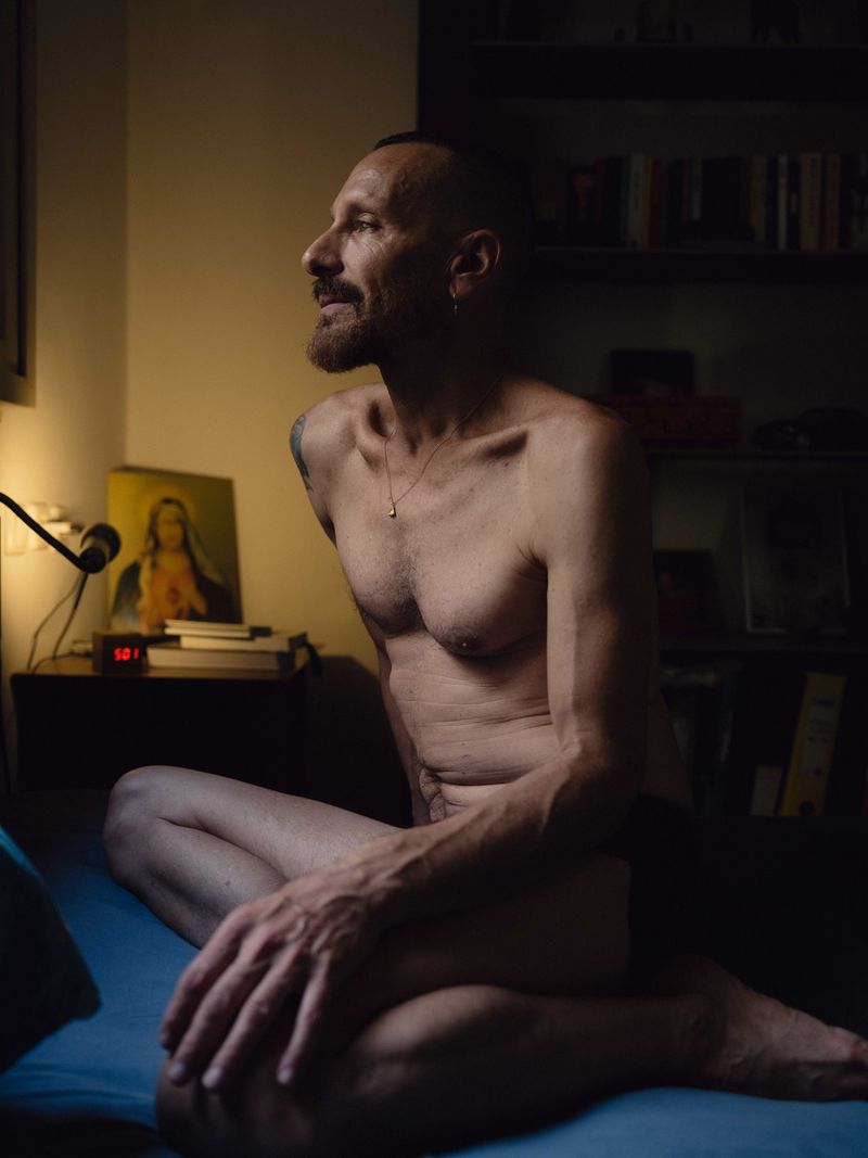 © Fotómetro - Lior on his bed