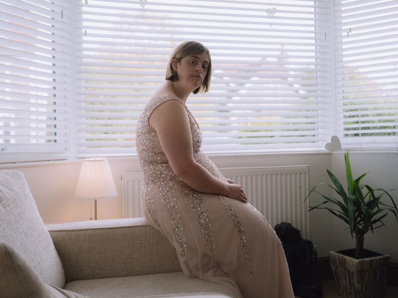 © Fotómetro - Olivia wearing her favorite pink dress, in her boyfriend's home.
