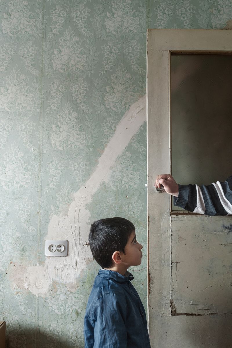 © Stefano Morelli - Metsamor, Armenia. Valodya's little nephew, Levon, 8, looks at his uncle Arayik, 31.
