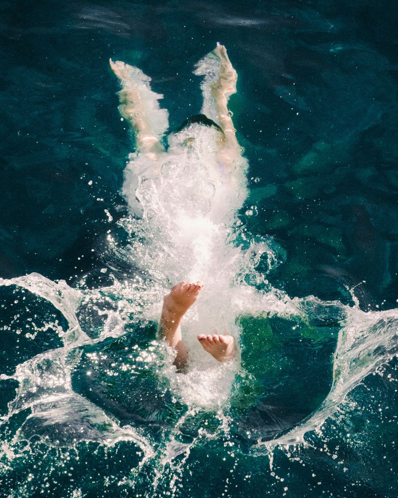 © Ariana Zukowski - Foam tracing the edge of return