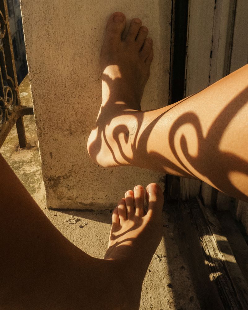 © Ariana Zukowski - Shadows returning to her skin