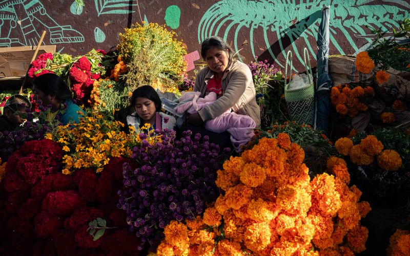 © Hong Yu Chan - Families gather among flowers, choosing carefully what will guide their loved ones home.
