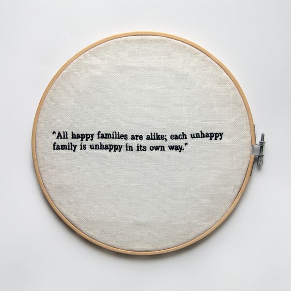 © Jana Koelmel - All happy families, 2025, Ø 25cm, Machine Embroidery