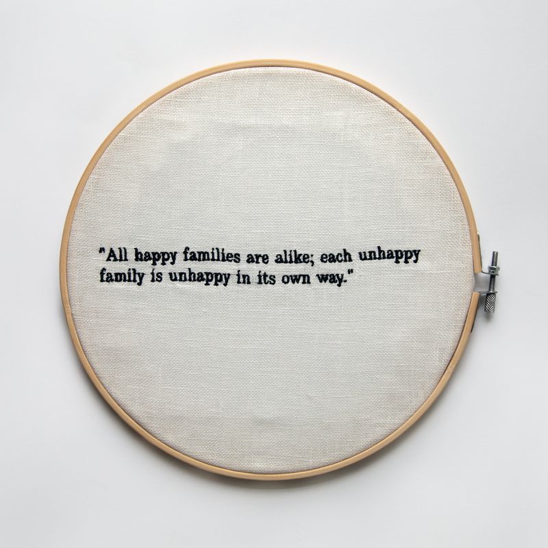 © Jana Koelmel - All happy families, 2025, Ø 25cm, Machine Embroidery