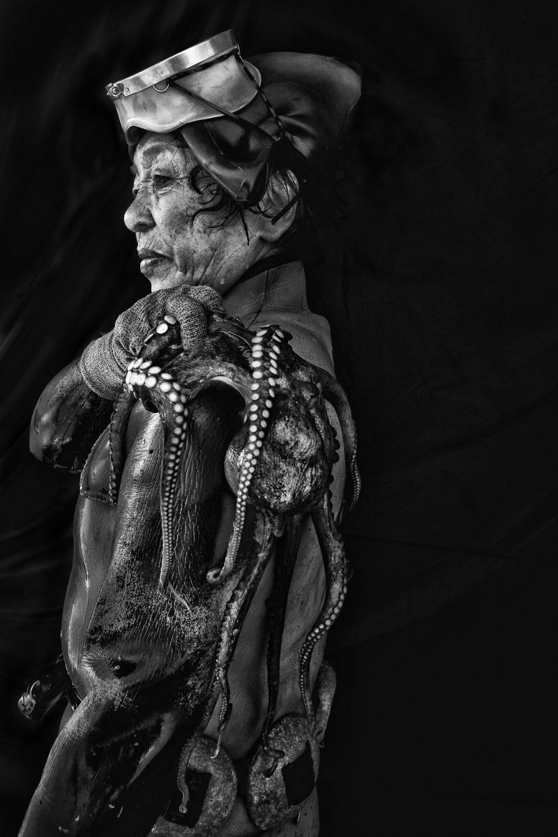 © Alain Schroeder - Image from the Grandma Divers photography project