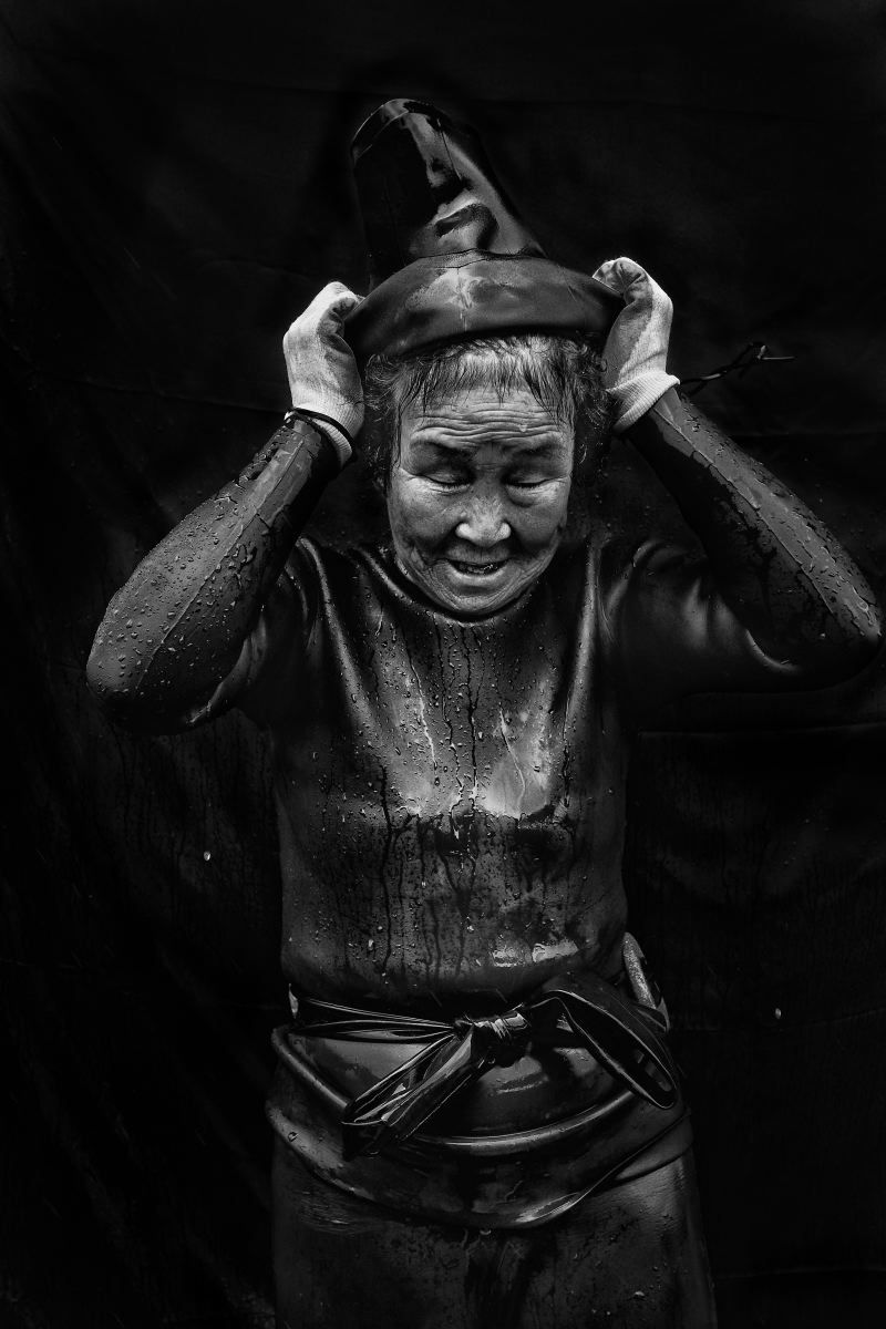 © Alain Schroeder - Image from the Grandma Divers photography project