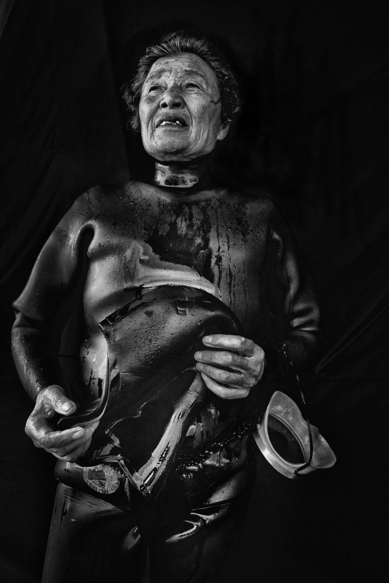 © Alain Schroeder - Image from the Grandma Divers photography project