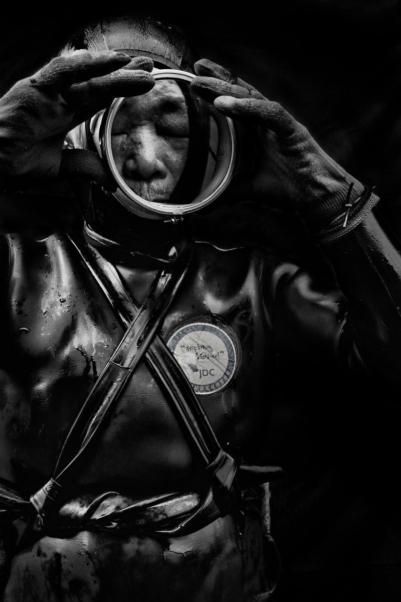 © Alain Schroeder - Image from the Grandma Divers photography project