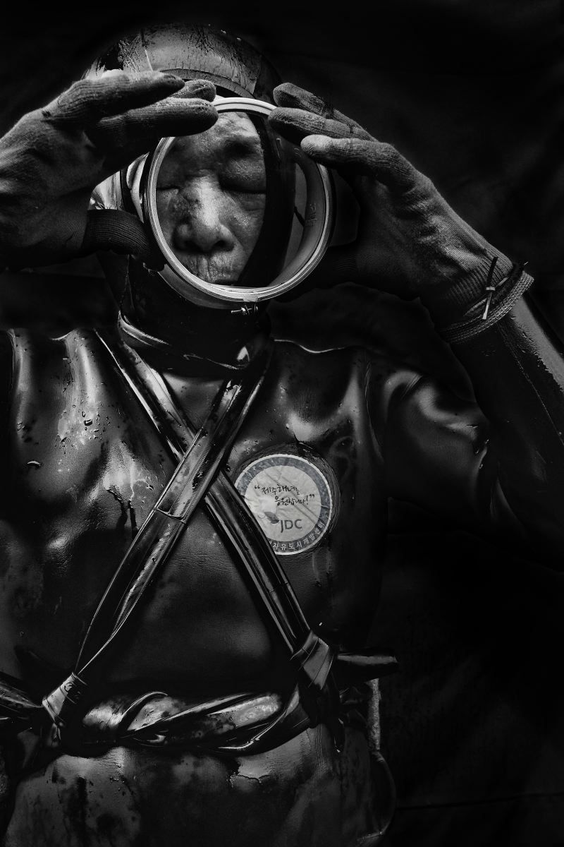 © Alain Schroeder - Image from the Grandma Divers photography project