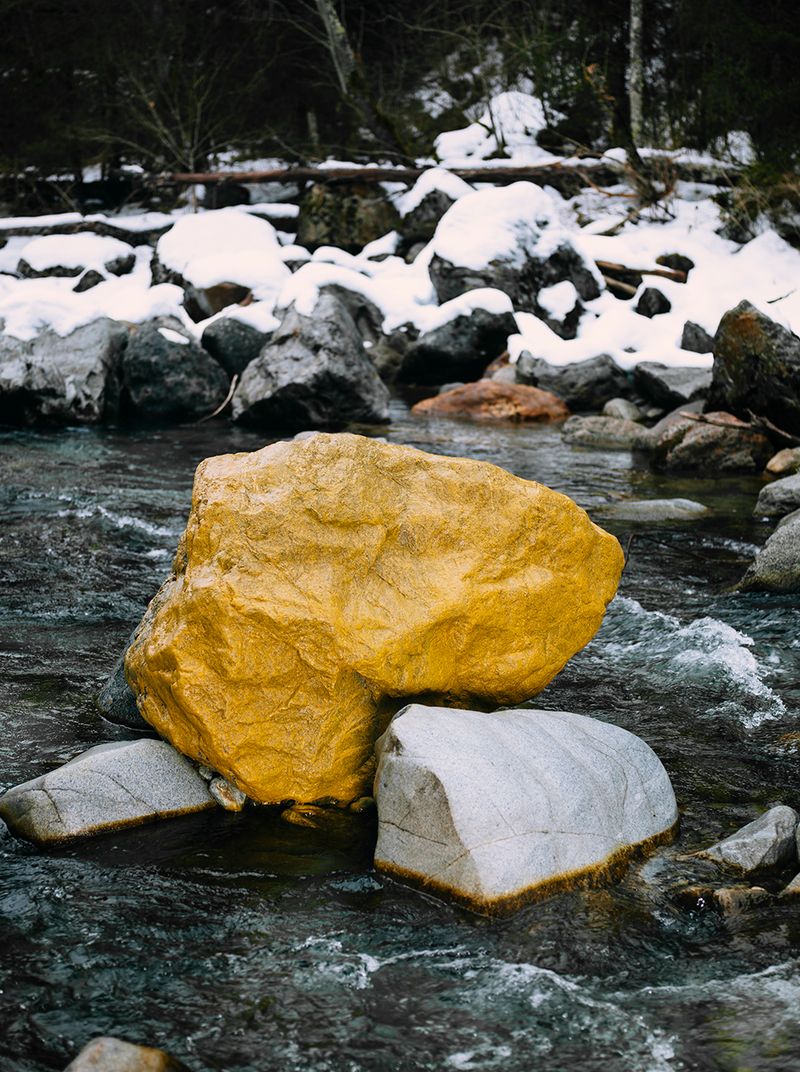 © Rein Kooijman - Pigment made out of clay, Arabic gom and water from the Veneon river in France