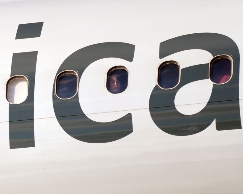 © David Rothenberg - Landing Lights Portrait (Charlotte/Douglas Intl to LaGuardia)