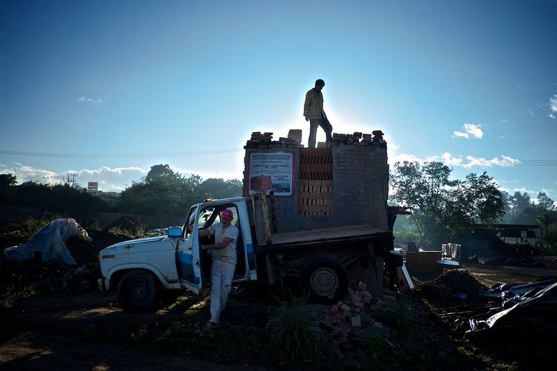 © Cesar Rodriguez - Brick makers