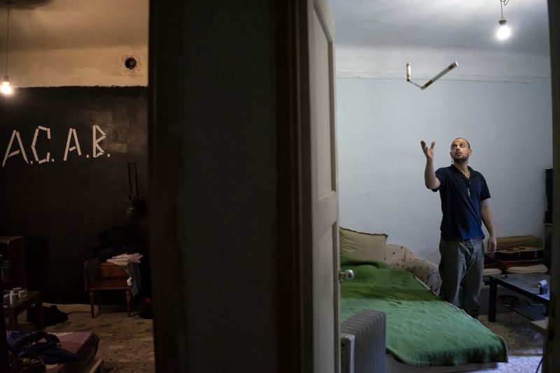 © Nikos Pilos - Image from the THE REFUGE_55 SQUARE METERS photography project